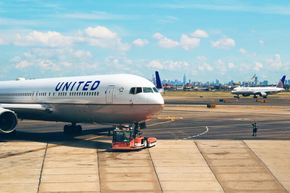 Book United Airlines Flights Online with Comparemost